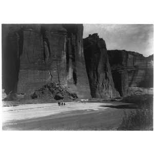  The cliffs,Canyon de Chelly,Ariz.