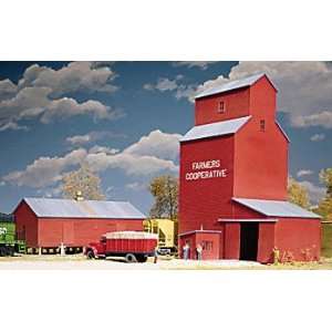   Kit HO Scale Farmers Cooperative Rural Grain Elevator: Toys & Games