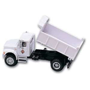  HO International Low Bed Dump Truck, White BLY400777: Toys 