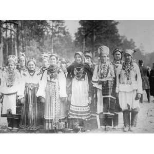  early 1900s photo Russian peasant girls in holiday attire 